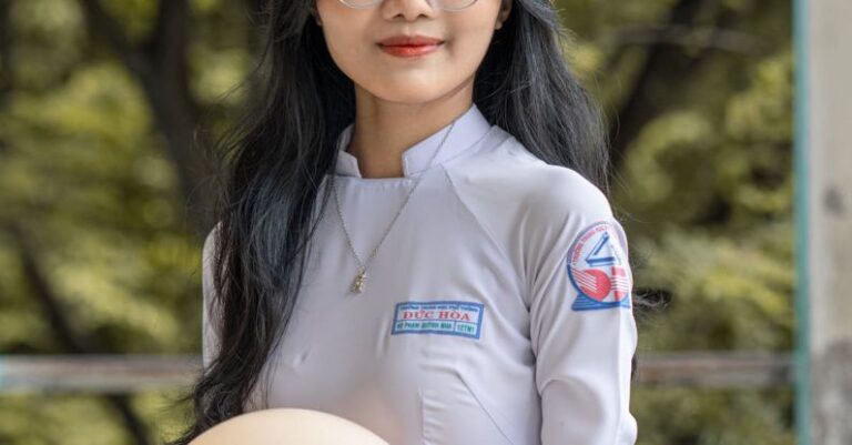 Student Loans - Nữ sinh xinh đẹp Việt Nam